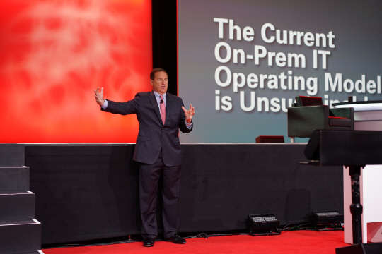 26일(현지시간) 미국 샌프란시스코 모스콘센터에서 열린 '오라클 오픈월드 2015'에서 마크 허드 CEO가 하이브리드 클라우드 전략을 발표하고 있다.  오라클 제공